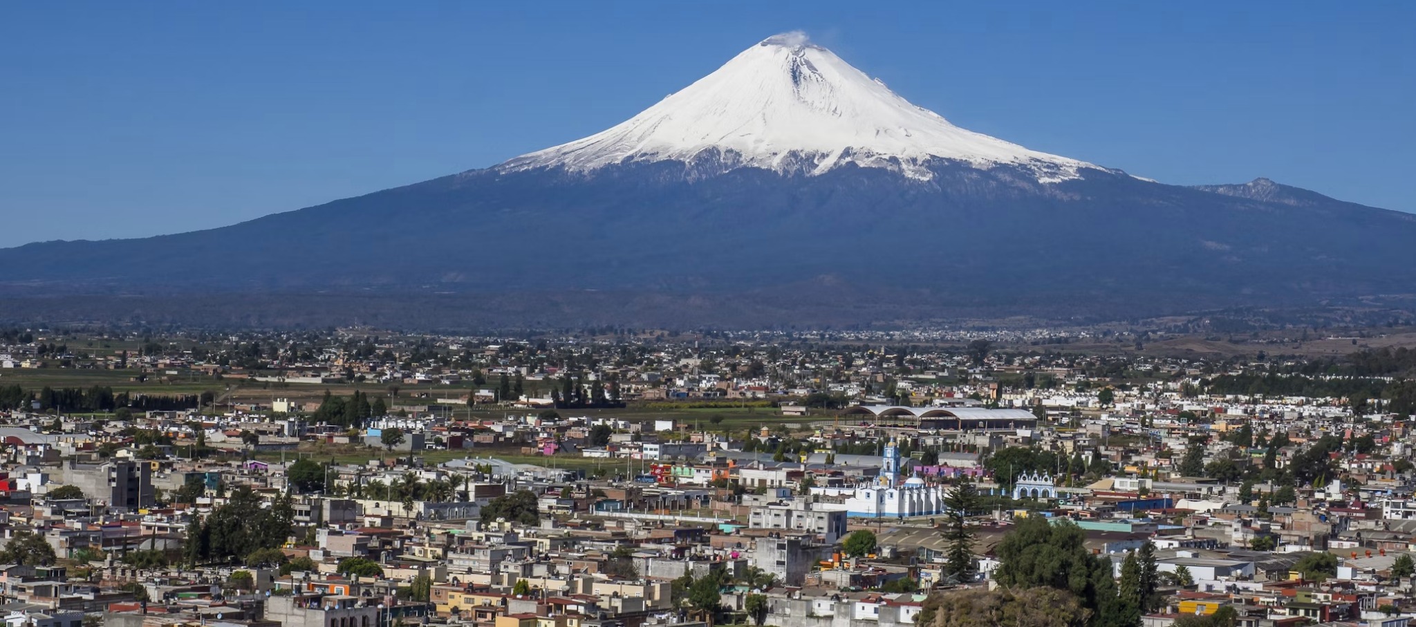 Vista panorámica de Cholula y el volcán Popocatépetl