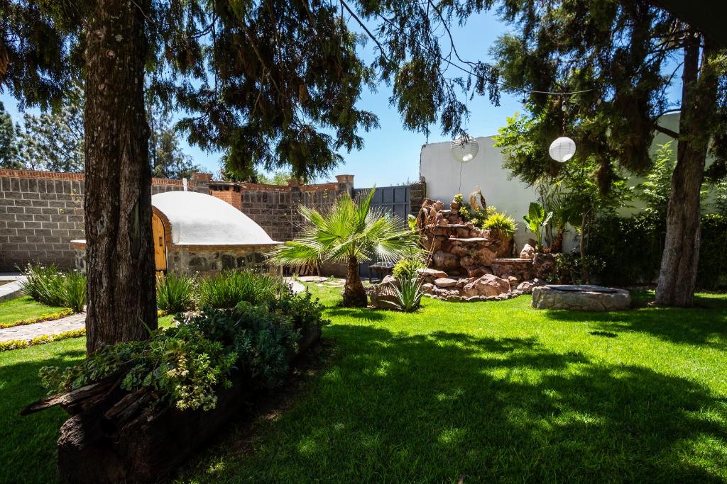 Jardín arbolado del Hotel Camino del Bosque